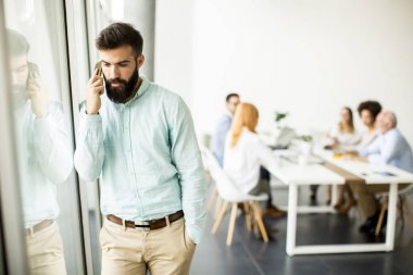 genç işadamı cep telefonu kullanma office