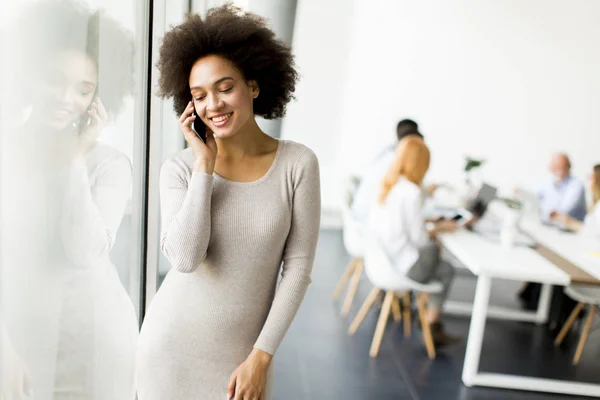 Joven mujer de negocios afroamericana usando teléfono móvil —  Fotos de Stock