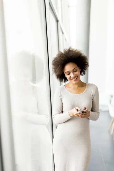 Femme d'affaires afro-américaine utilisant un téléphone mobile — Photo