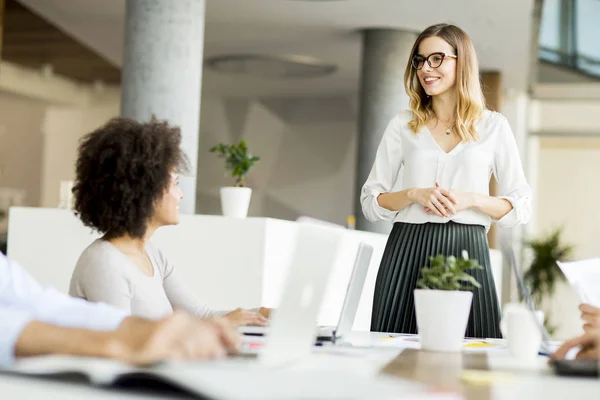 Blick Auf Geschäftsleute Die Eine Strategie Diskutieren Und Büro Zusammenarbeiten — Stockfoto