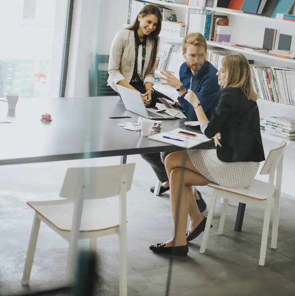 Empresarios discutiendo una estrategia y trabajando juntos — Foto de Stock