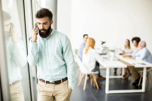 Genç işadamı cep telefonu kullanma office — Stok fotoğraf