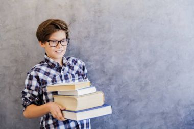 Sevimli genç okullu çocuk kitapları holding