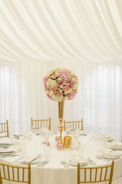 Çiçekli düğün süsü.