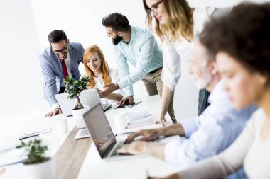 Neşeli çok ırklı iş takım iş yerinizde modern ofis