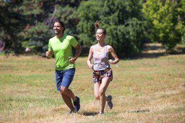 Sportif çift Park'ta çalışan