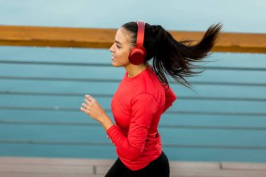 Aktif genç güzel kadın çalışan