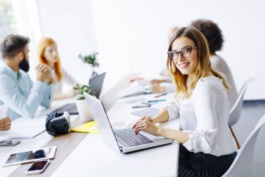 Bir strateji tartışmak ve birlikte çalışan iş adamları 