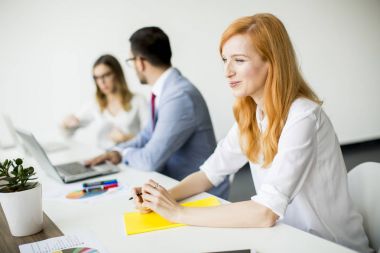 Bir strateji tartışmak ve birlikte çalışan iş adamları 