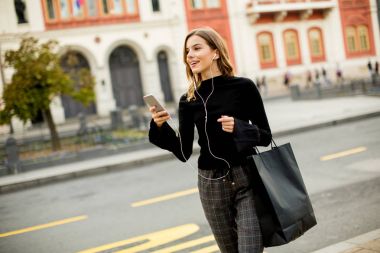 Telefon kullanan genç esmer kadın