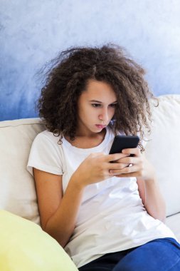 cep telefonu ile genç kız