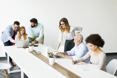 Neşeli çok ırklı iş takım iş yerinizde modern ofis