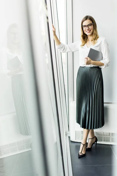 Jungunternehmerin steht mit Tablet im Büro — Stockfoto