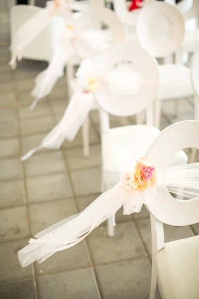 Hochzeitsdekoration auf Stühlen — Stockfoto