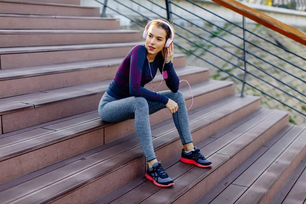 Attraktiva kvinnliga löpare tar paus efter jogging — Stockfoto