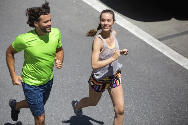 Pohled shora na mladý pár, jogging pro fitness ve městě — Stock fotografie