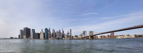 Vista panorâmica na Ponte do Brooklyn e horizonte de Manhattan, EUA — Fotografia de Stock