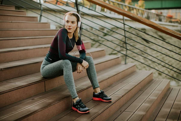 Attraente corridore femminile in pausa dopo il jogging — Foto Stock