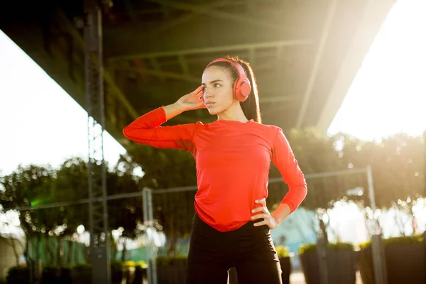 Unga attraktiva kvinnliga löpare — Stockfoto