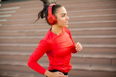 Aktif genç güzel kadın kentsel çevre içinde çalışan