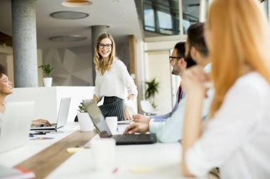 Bir strateji tartışmak ve birlikte çalışma iş adamları