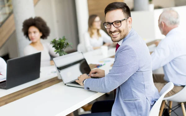 Empresarios discutiendo una estrategia y trabajando juntos en de — Foto de Stock