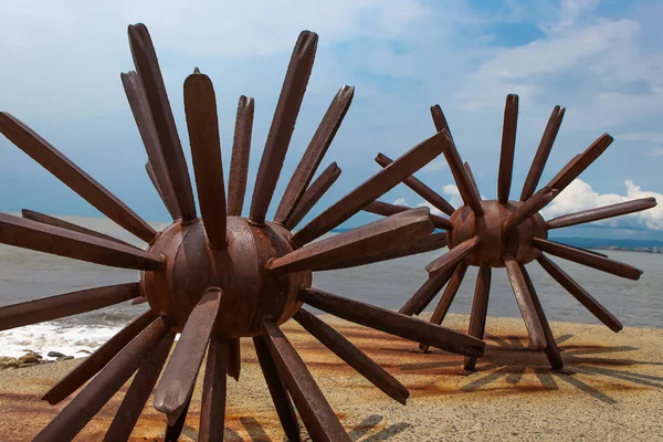 Zwei seeigel-statuen in puerto vallarta in mexiko — Stockfoto