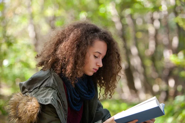 Adolescente leitura livro menina no parque de outono — Fotografia de Stock