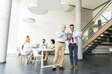 Ofiste çalışan iş adamları