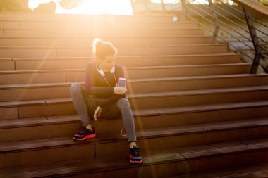 Çekici kadın koşucu koşu sonra mola 