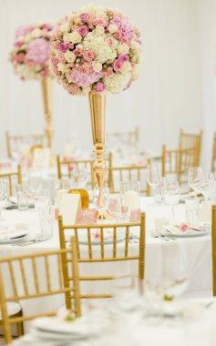 Çiçekli düğün süsü.