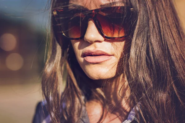 Jeune femme avec des lunettes de soleil — Photo