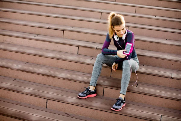 Çekici kadın koşucu koşu sonra mola 