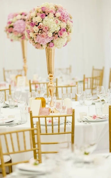 Çiçekli düğün süsü.