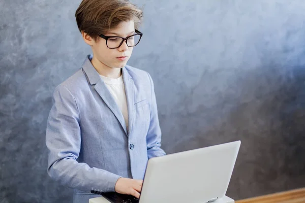 Adolescente menino usando laptop — Fotografia de Stock