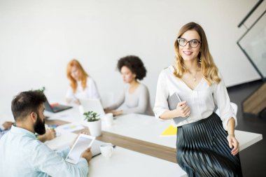 Ofiste çalışan iş adamları