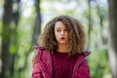 Açık bir kıvırcık saçlı genç kız portresi