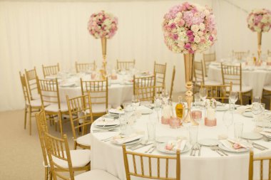 Çiçekli düğün süsü.