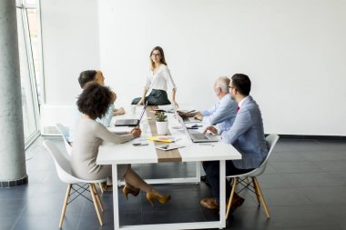 Ofiste çalışan iş adamları