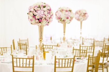 Çiçekli düğün süsü.