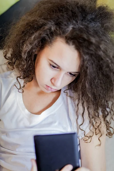 Teen κορίτσι ανάπαυσης και usiing ψηφιακή δισκίο — Φωτογραφία Αρχείου