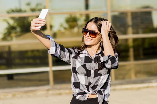 Atractiva joven mujer tomando selfie — Foto de Stock