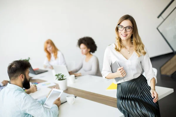 Gente de negocios trabajando en oficina — Foto de Stock