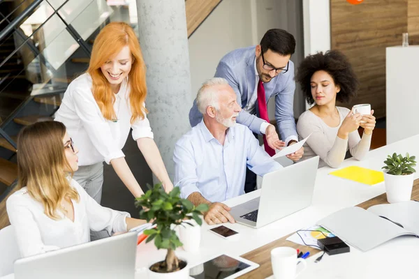 Geschäftsleute im Büro — Stockfoto