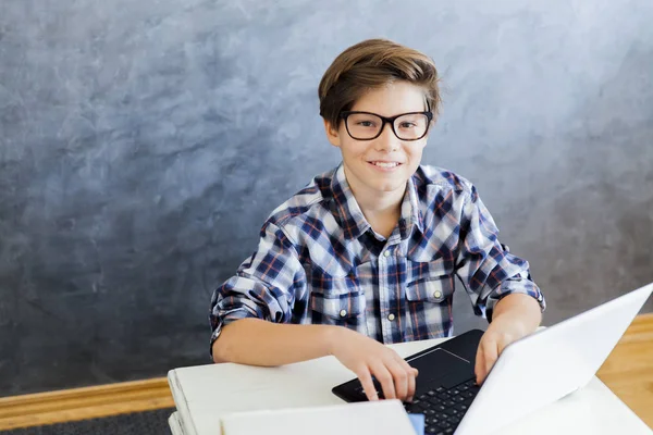 Adolescente niño trabajando en el ordenador portátil en casa — Foto de Stock