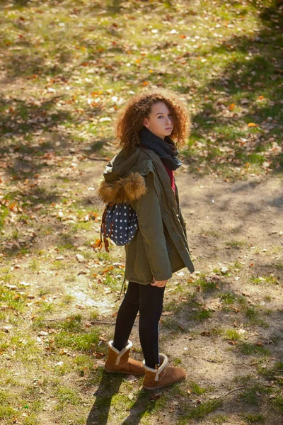 Teenie-Mädchen im Herbstwald — Stockfoto