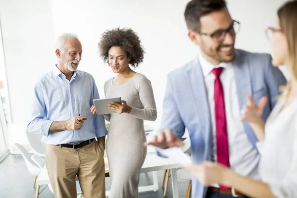 Gente de negocios trabajando en oficina — Foto de Stock