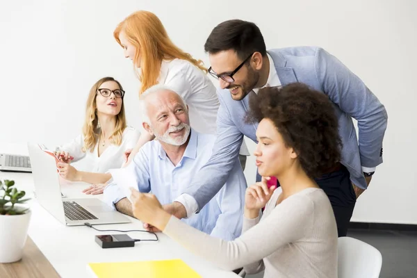 İş adamları konferans odasında.