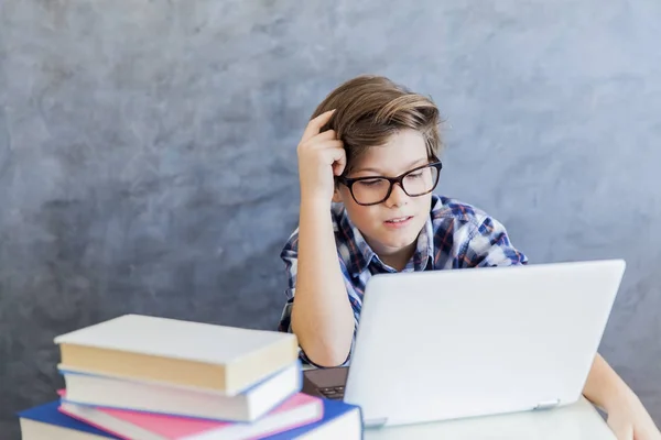 Tizenéves fiú dolgozik Laptop otthon — Stock Fotó