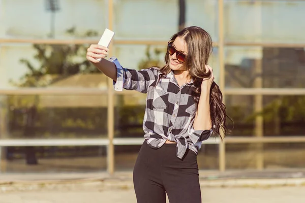 Atractiva joven mujer tomando selfie — Foto de Stock